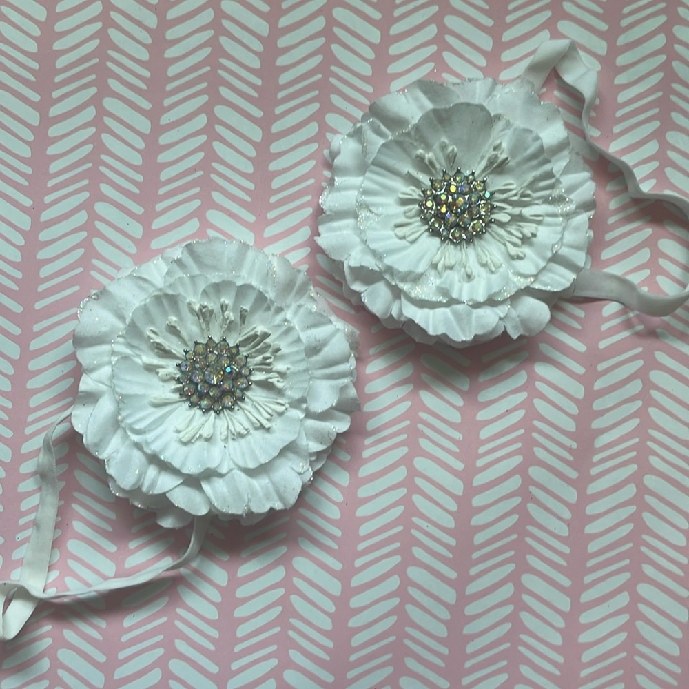 White Tieks flower topper - 2 available